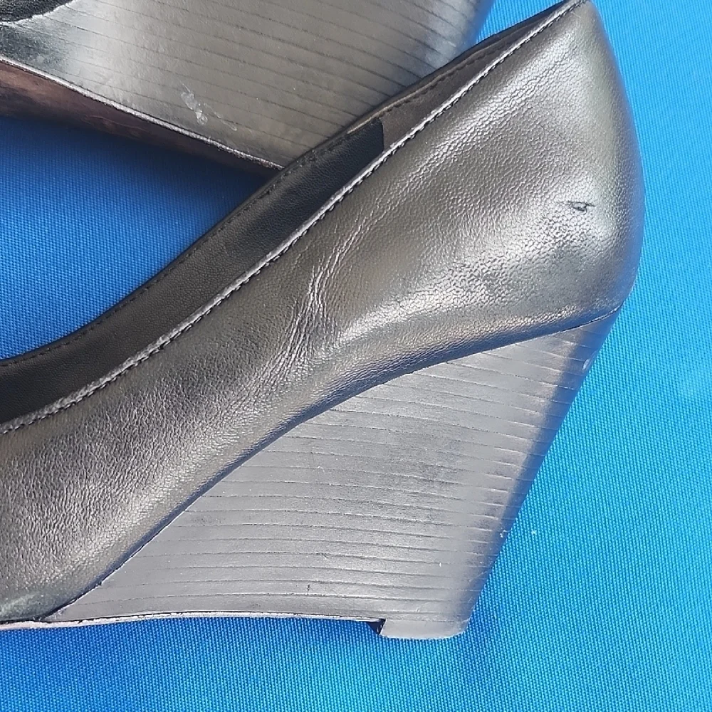 Tory Burch Black and Gold Leather Heels with Timeless Design